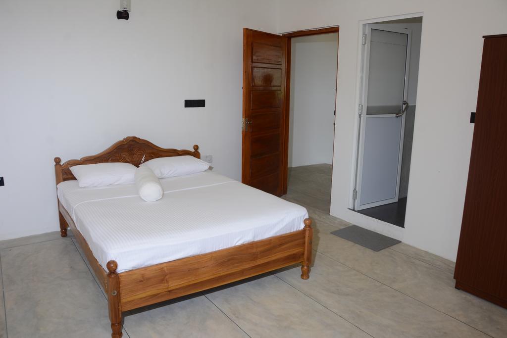Hotel Tobiko Trincomalee Bagian luar foto